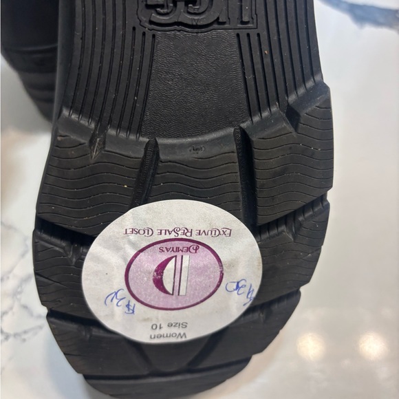 Ugg short rain boots are a stylish and practical footwear design. - Picture 6 of 6